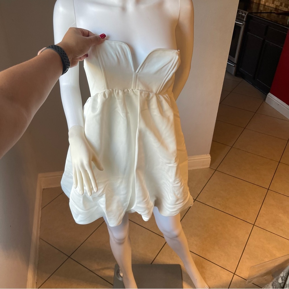 New Women’s white mini dress
Size Small
New with tags
Straps can be attached - Picture 2 of 6